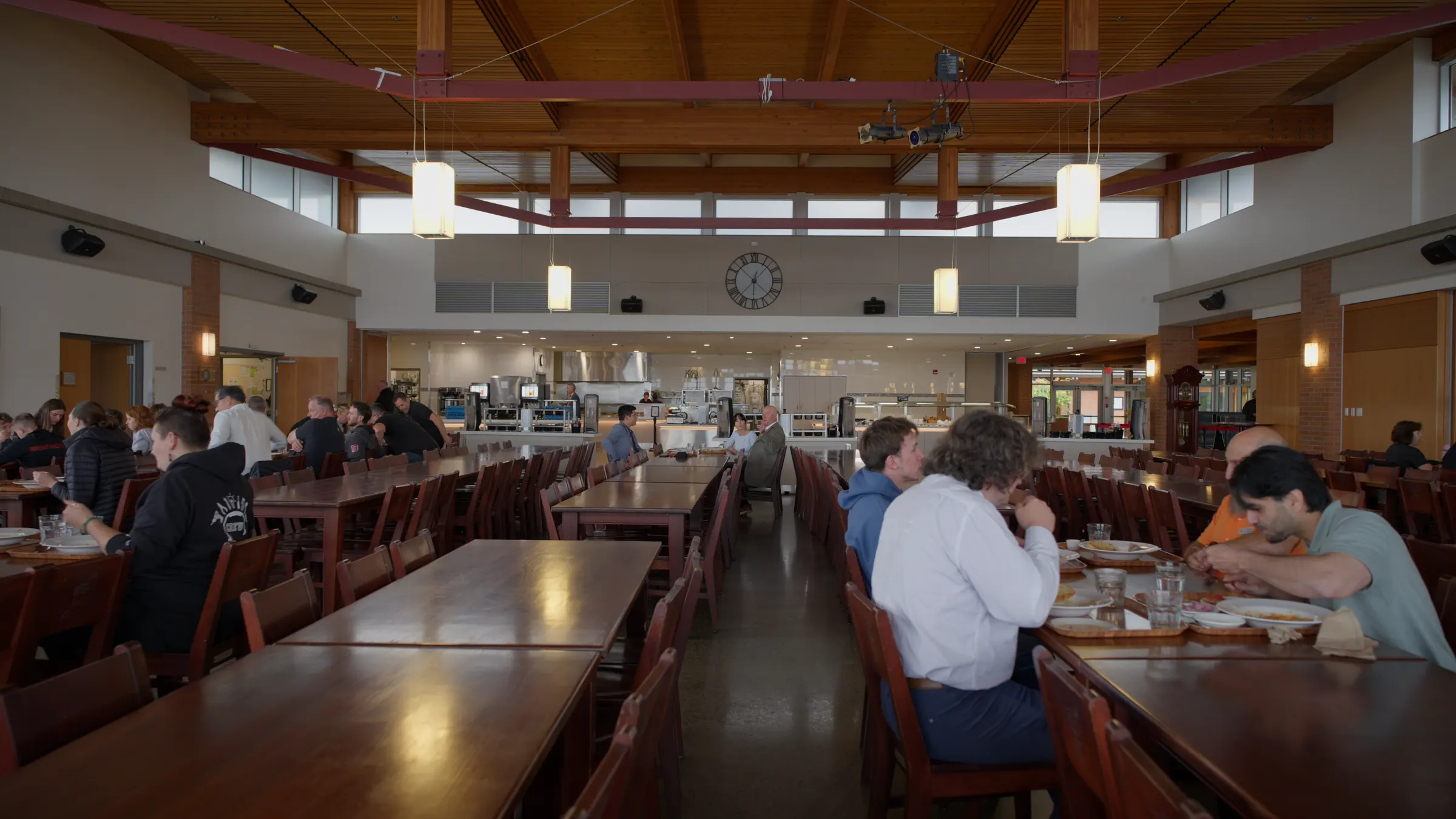Alumnos comiendo en el comedor de Brentwood College School