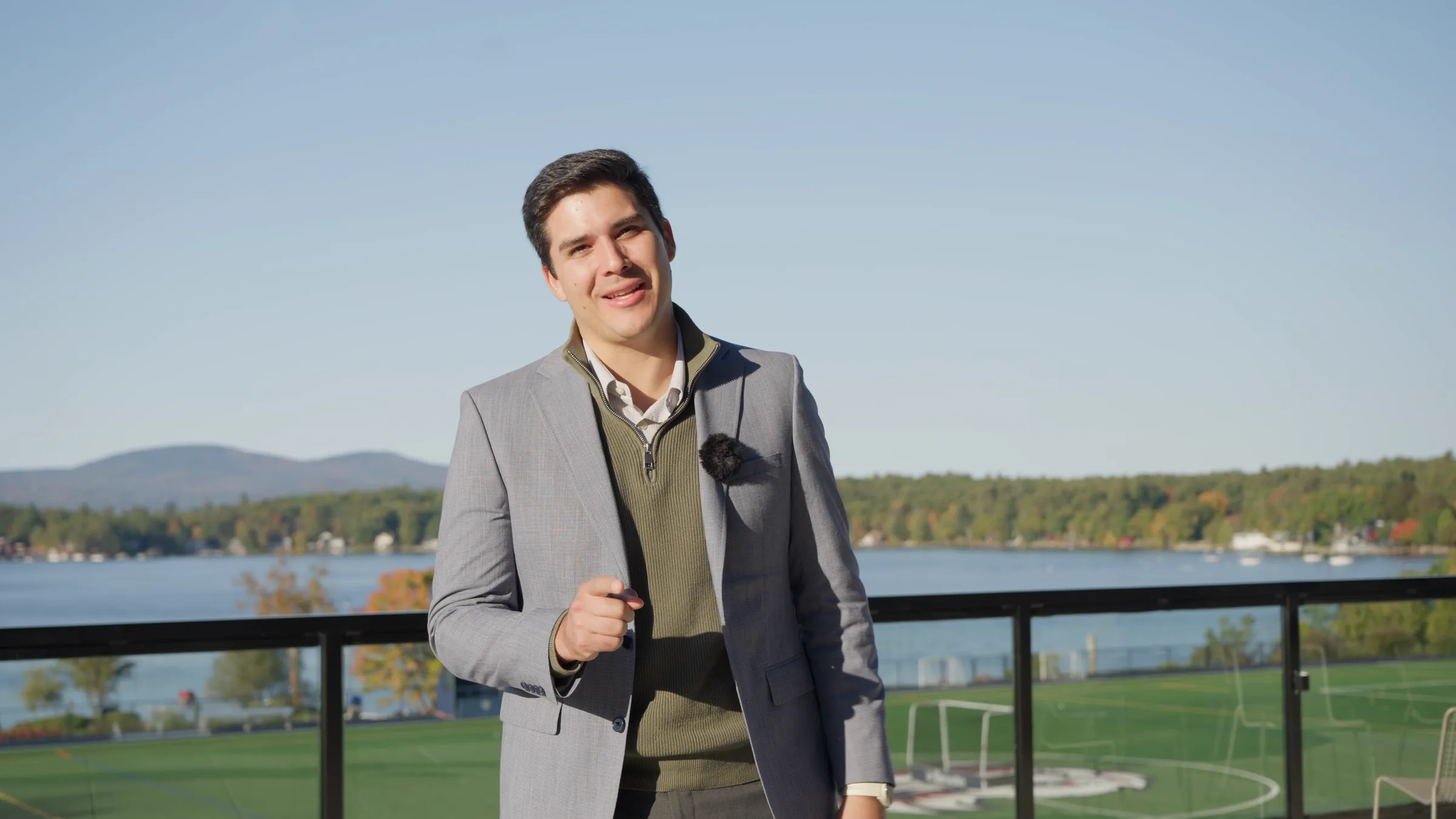 Rodrigo García de la Vega en una terraza de Brewster Academy, con la cancha de fútbol y el lago detrás