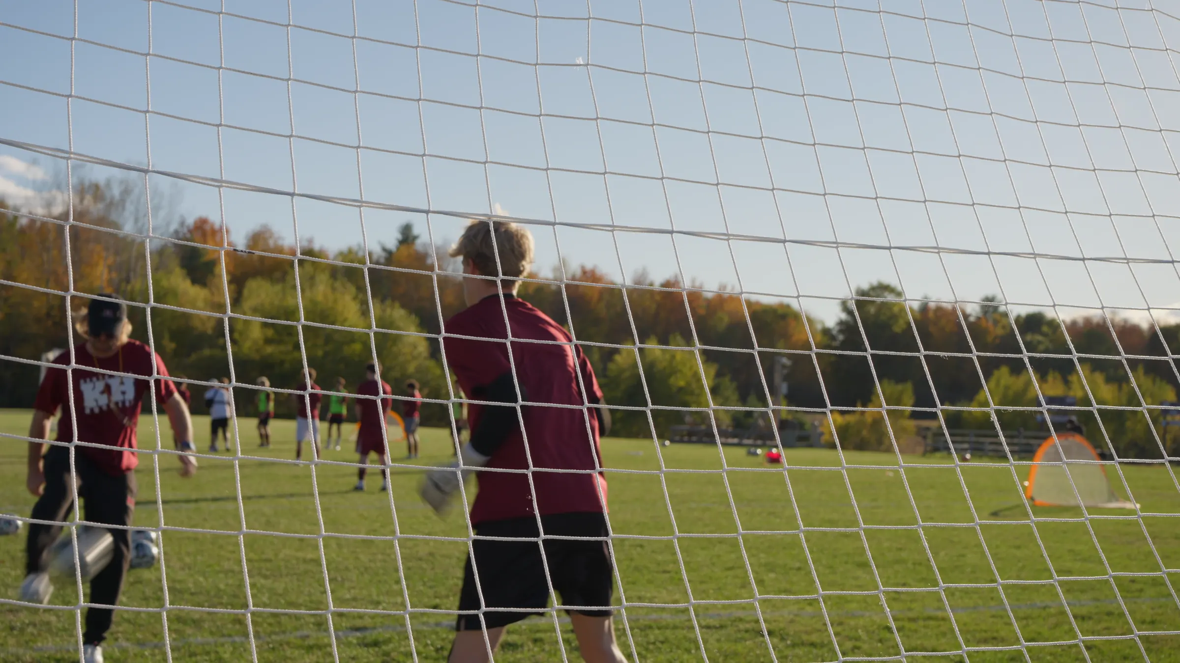 Alumnos jugando fútbol en la cancha de Kents Hill School, en otoño