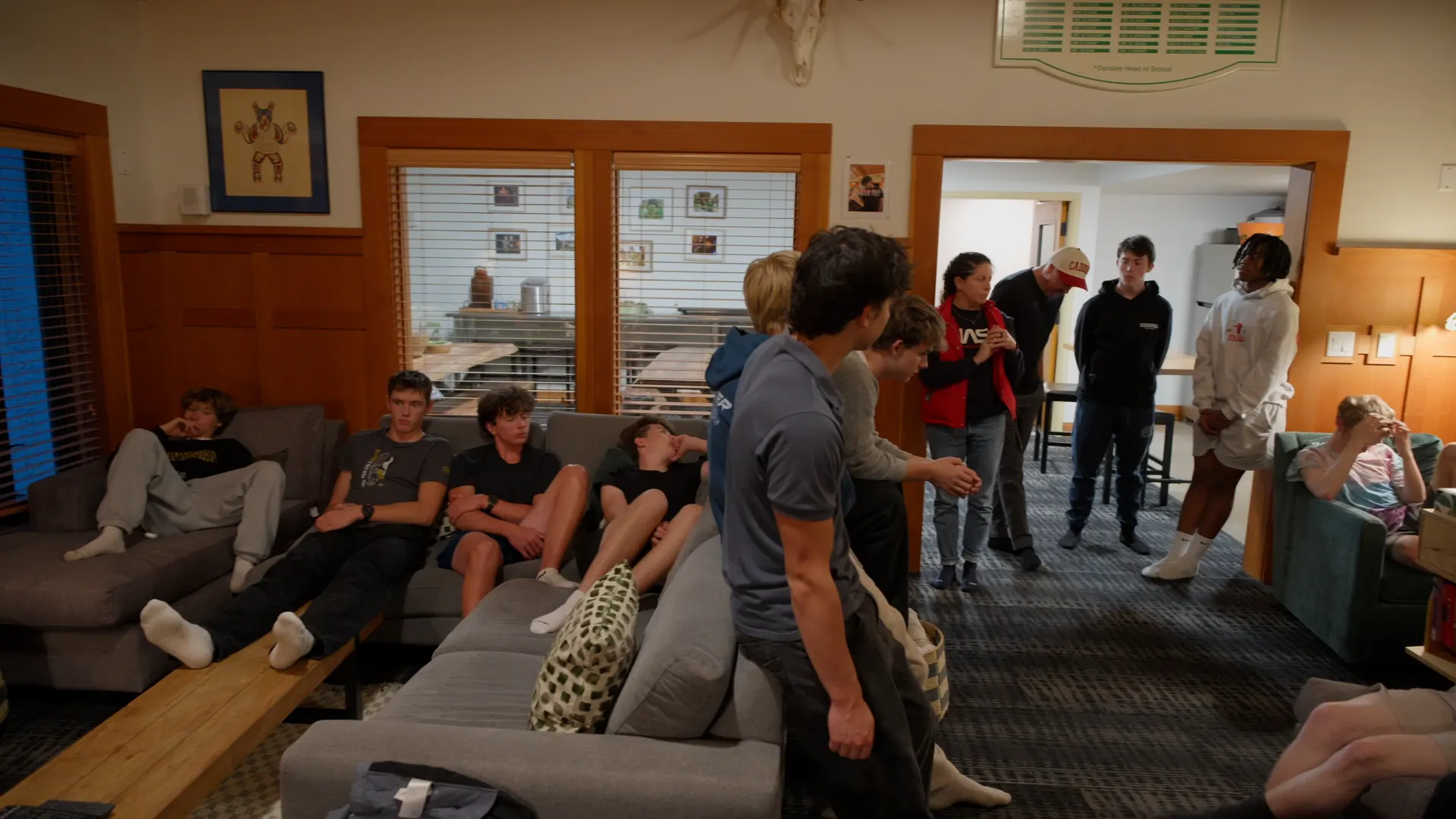 Alumnos en la sala común de su casa en Shawnigan Lake School