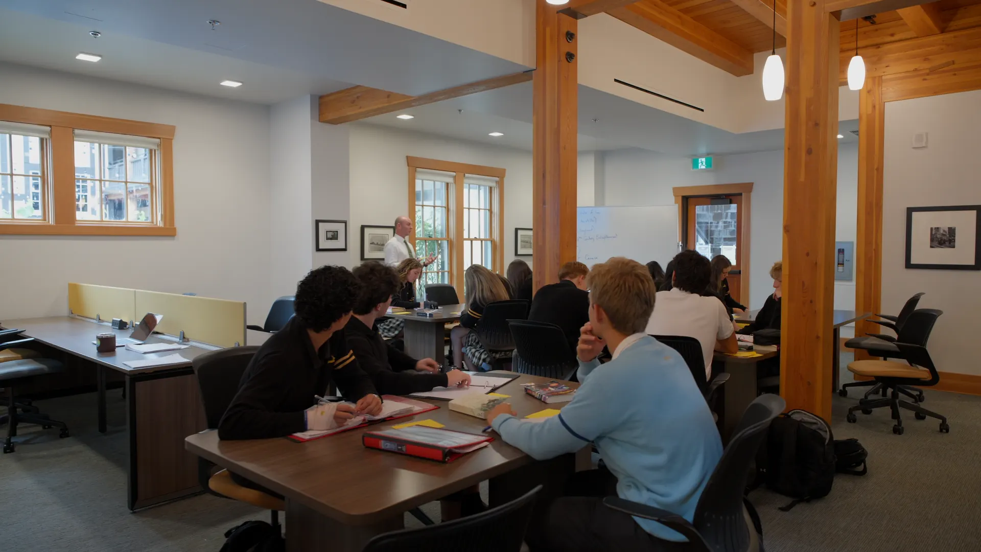 Alumnos trabajando en un salón de Shawnigan Lake School durante la visita de Rodrigo