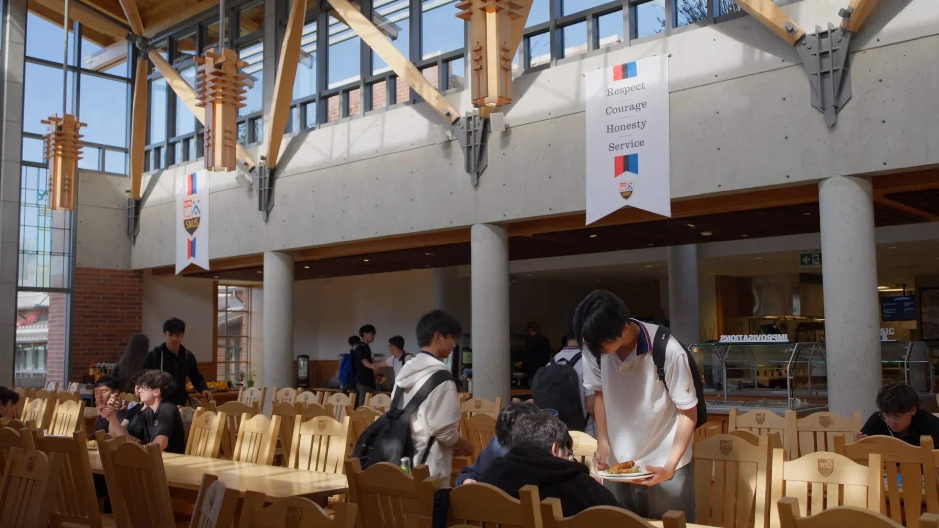 Alumnos conviviendo en el comedor de St. Michaels University School