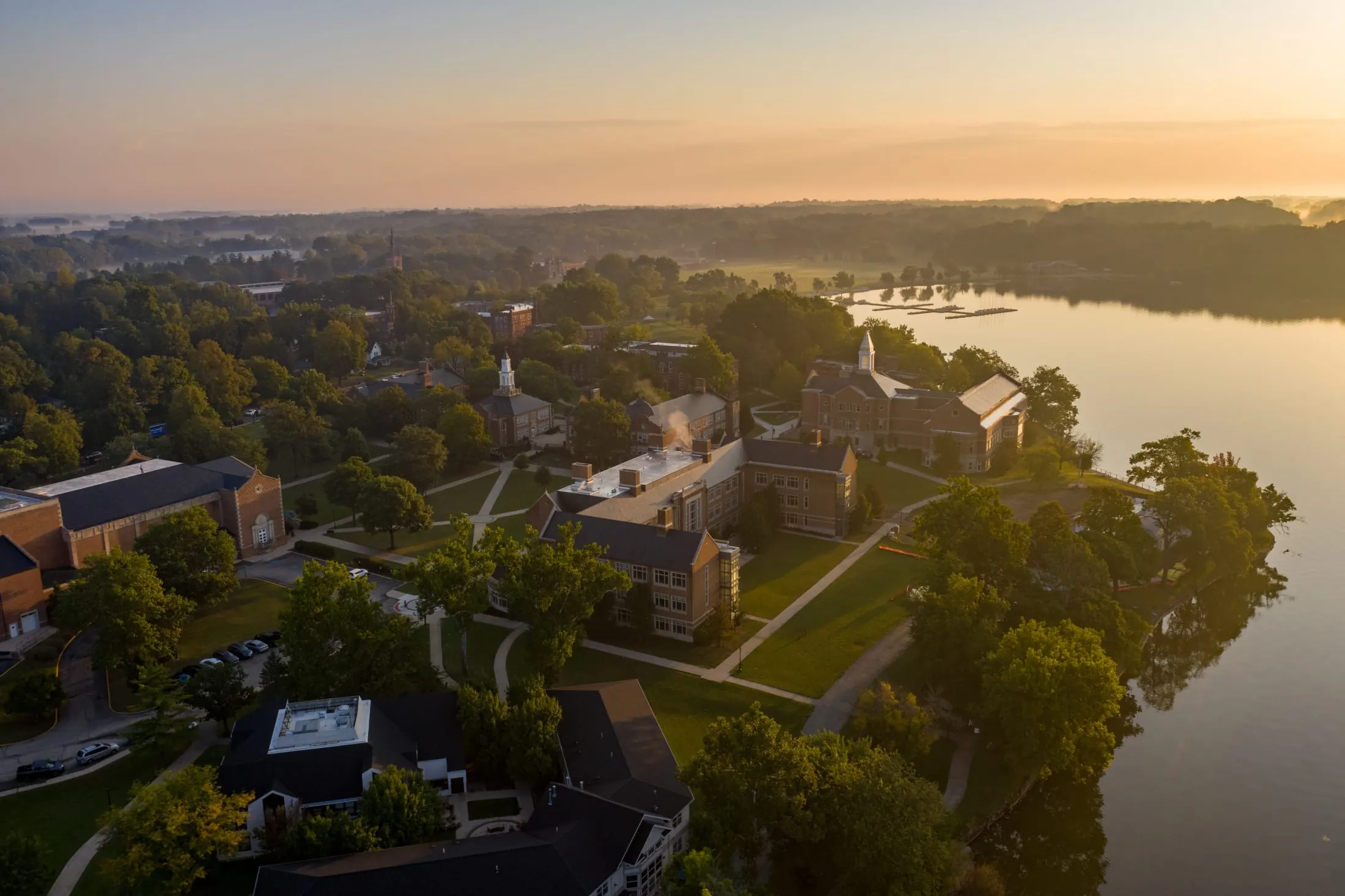 Vista aérea del campus de Culver Academies, un internado junto a un lago en Estados Unidos