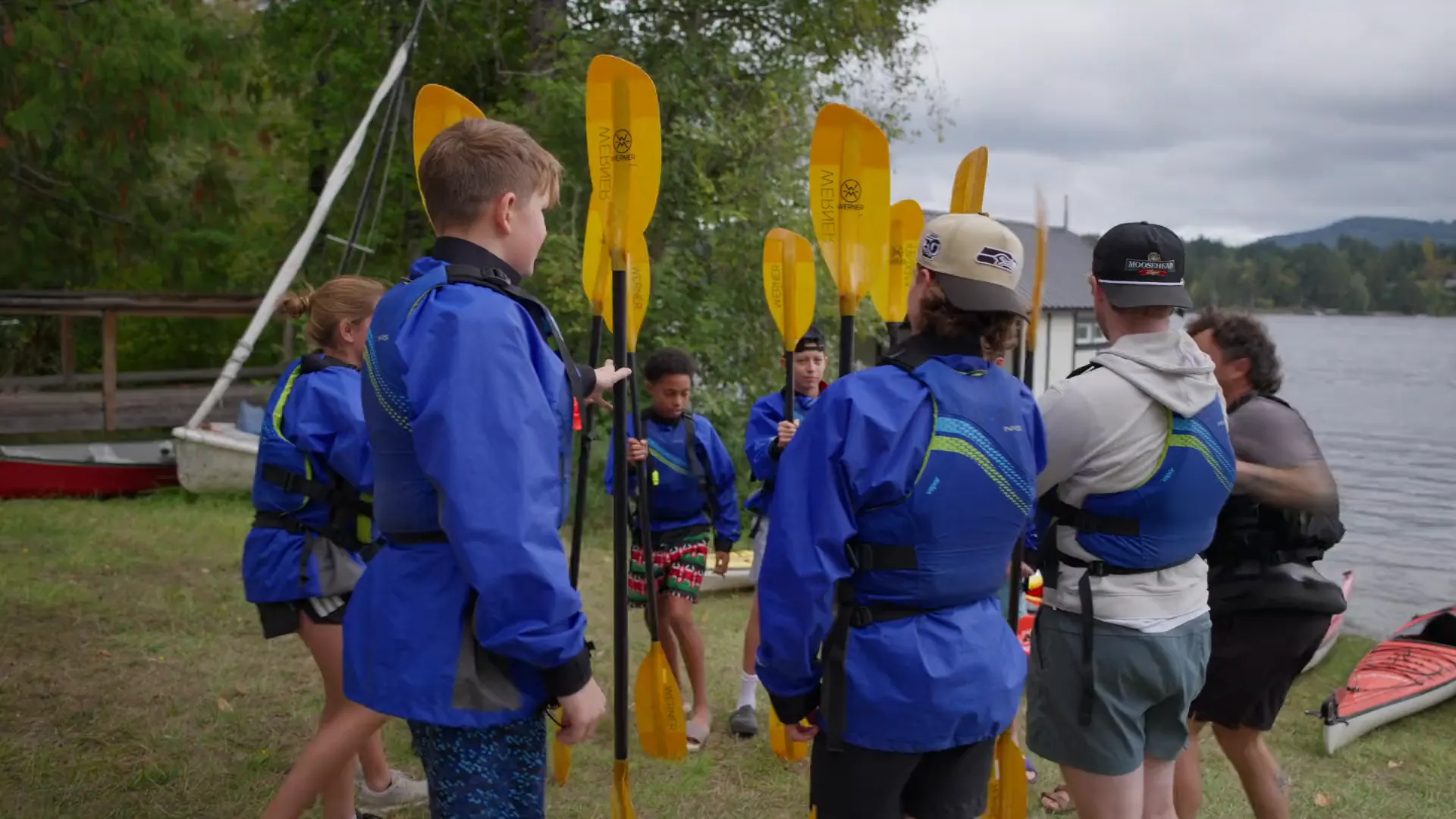 Alumnos preparando una salida en kayak en Shawnigan Lake School